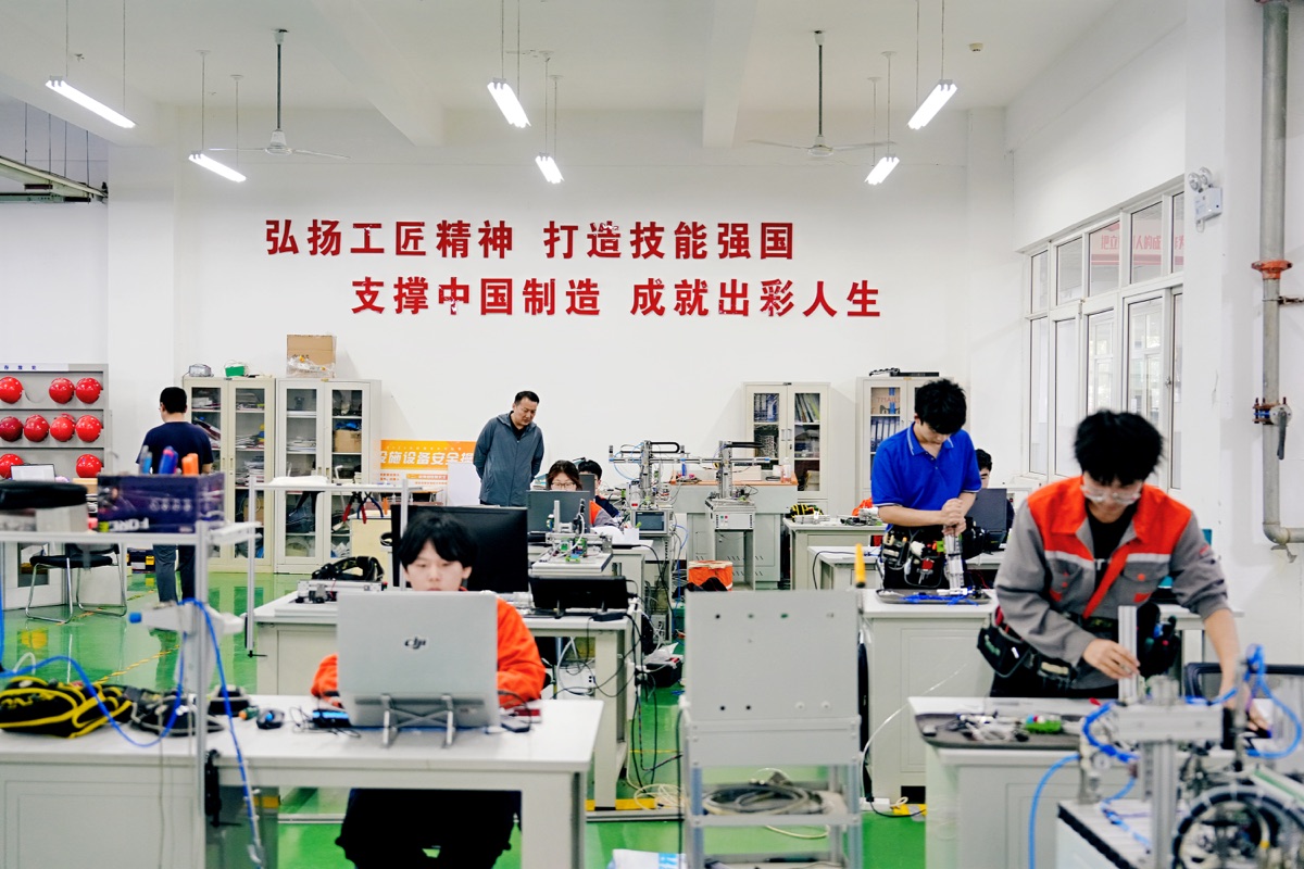 高校工程教育与技能实训场景